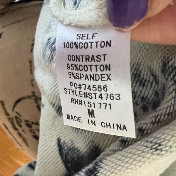 Really cute sweatshirt! Never worn - Picture 6 of 6